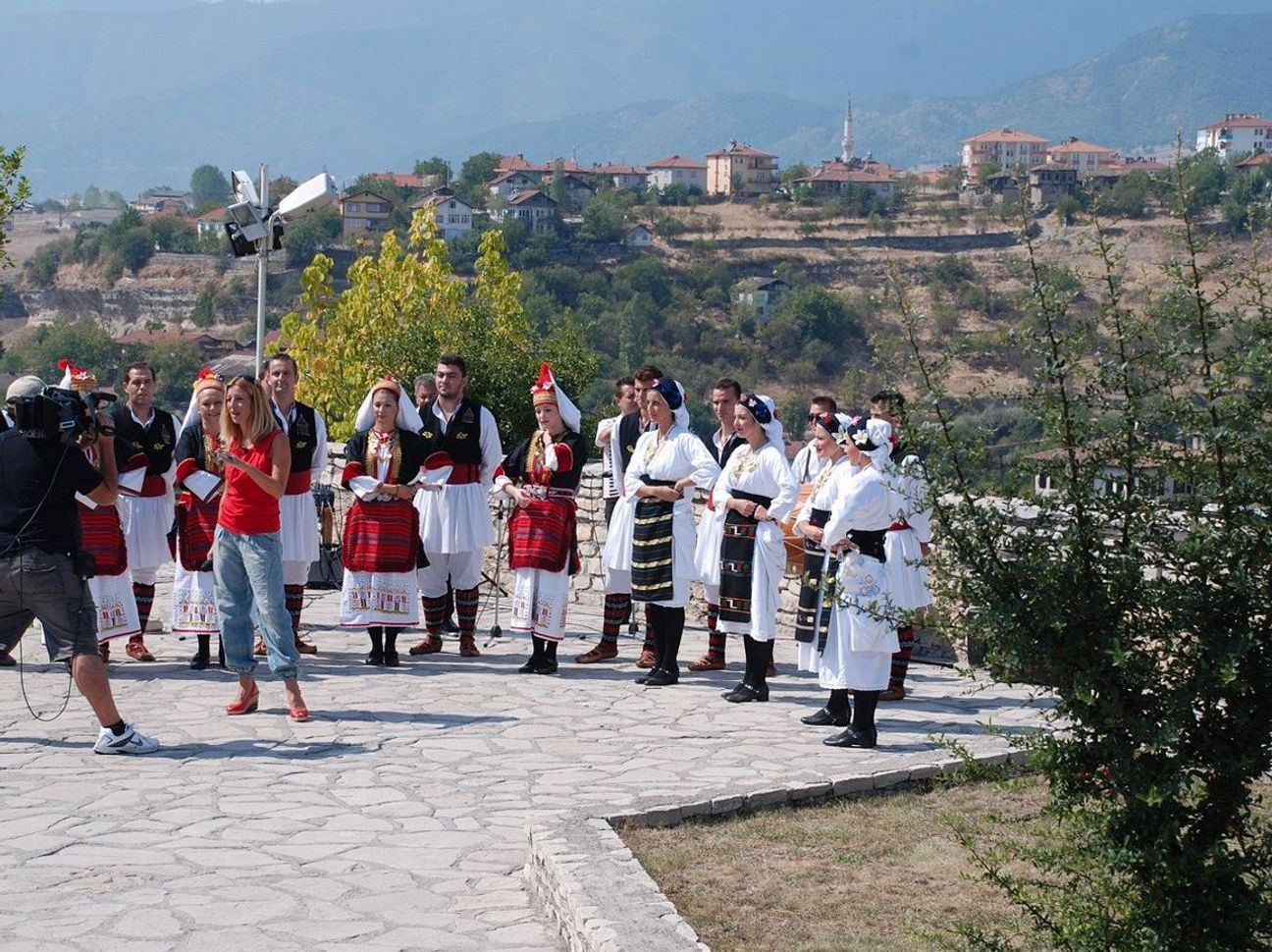 Antik Yunan heykelleri gibi sakin akan bir ırmak açık taşlar üzerinde